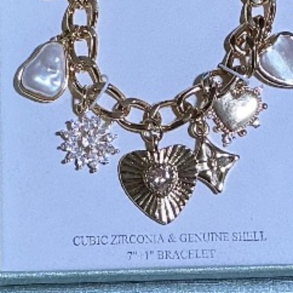 Atterri Bracelet, Bright Gold, 8 Charms, Hearts Star, Cubic Zircon Genuine Shell - Picture 6 of 8